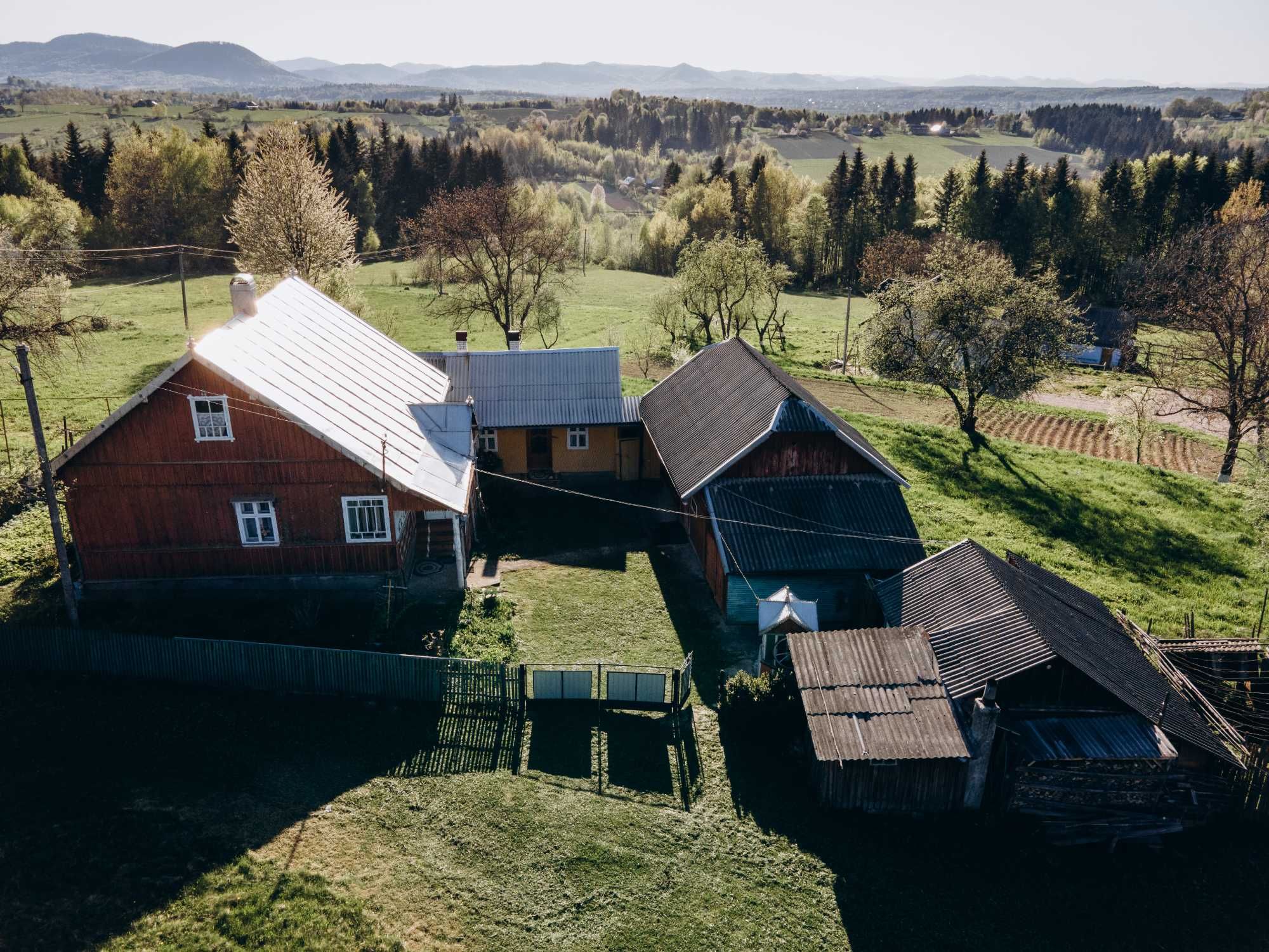 Продається будинок із земельною ділянкою