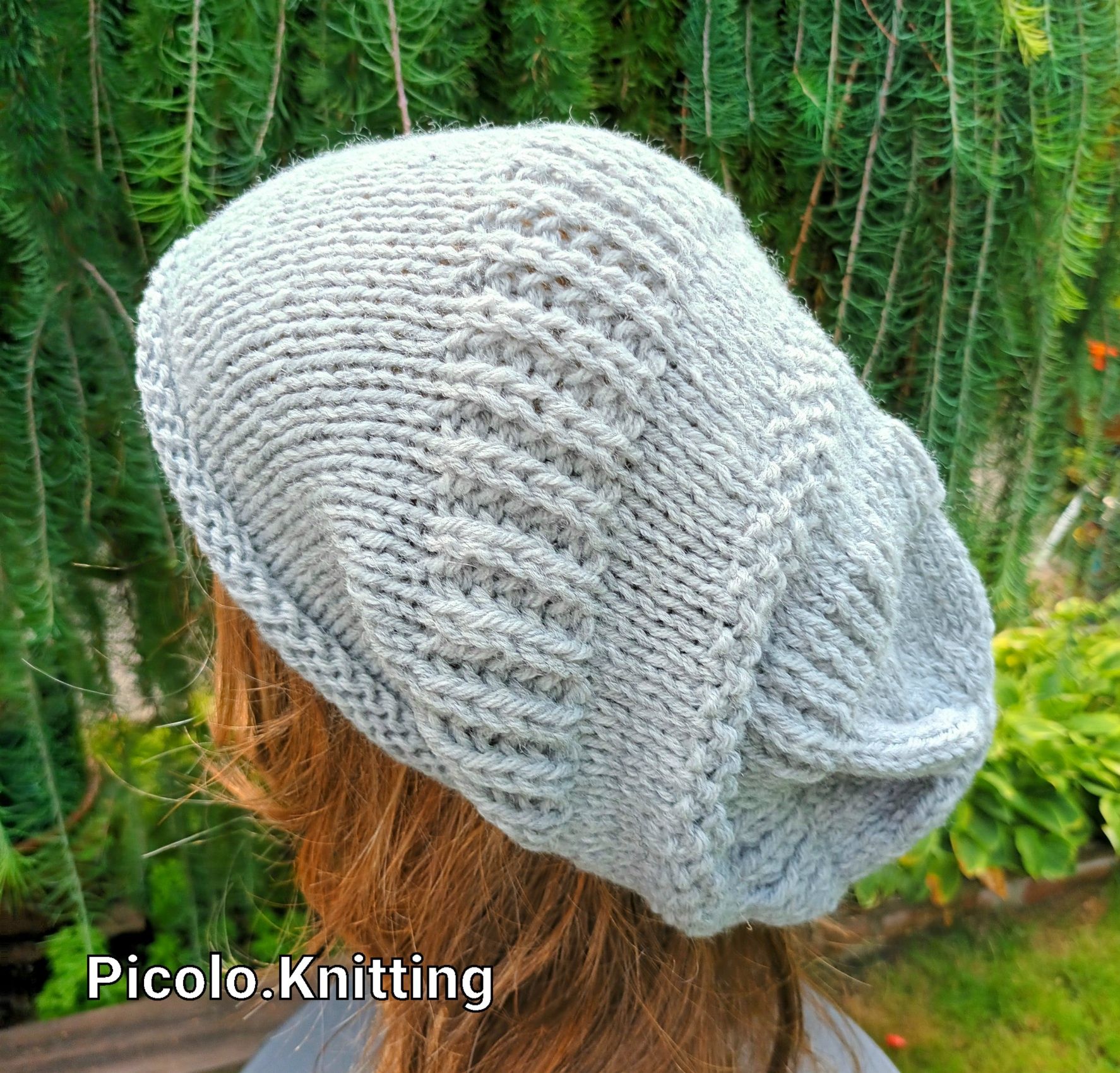 Recznie robiona czapka w kolorze gołębim. Handmade beanie. Slouchy hat