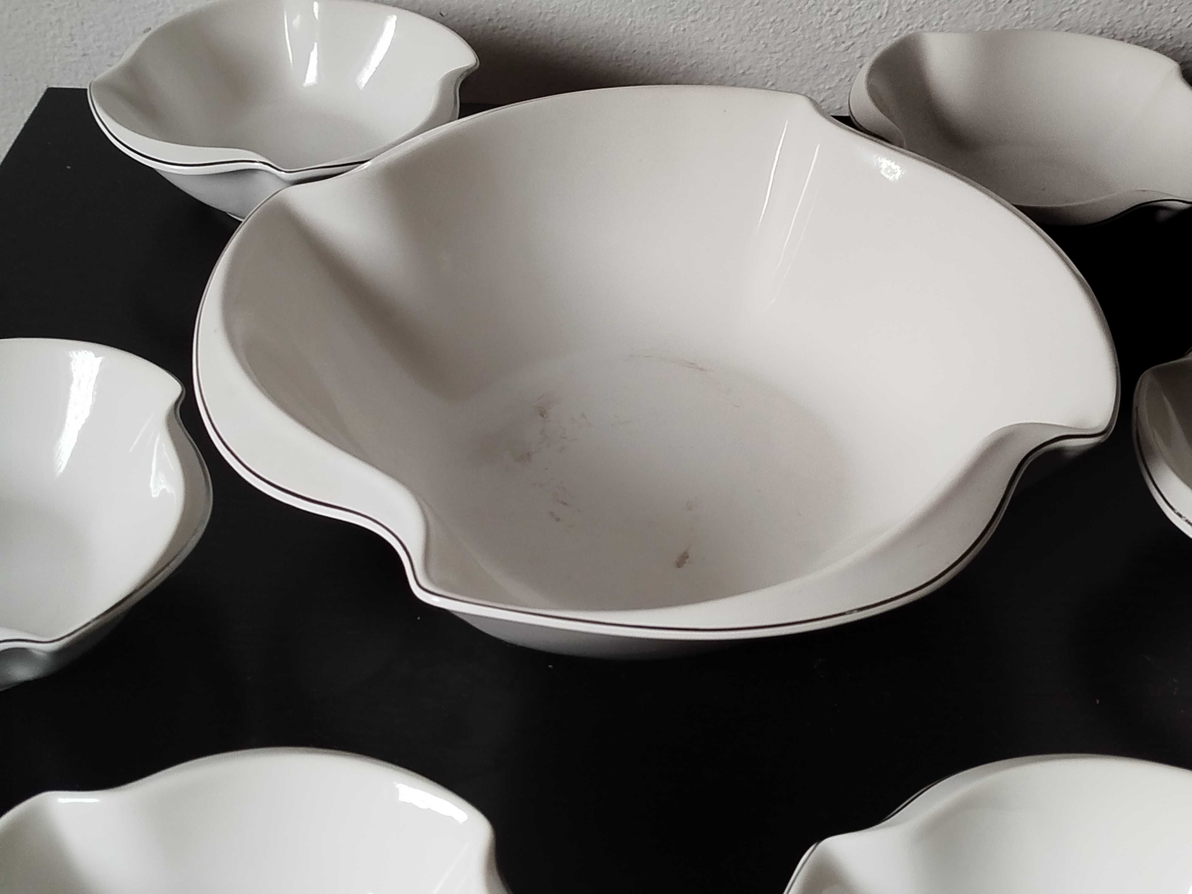 Conjunto de saladeira e seis taças pequenas
