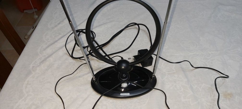 Antena para TV amplificada,e varios cabos scart