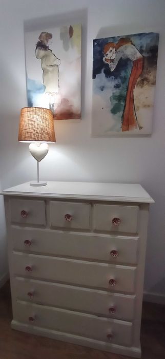 Cómod branca, conjunto com quadros e candeeiro