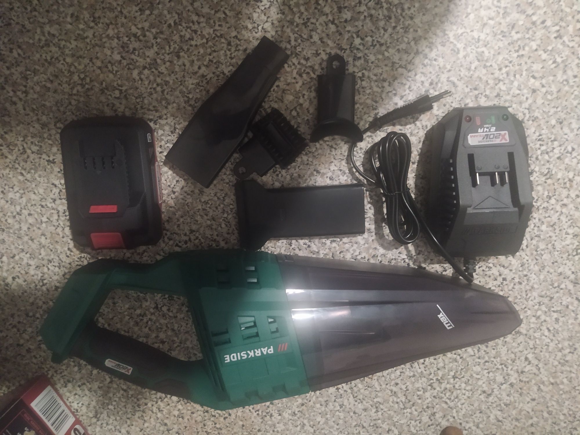 Vendo aspirador, máquina fotográfica e máquina de cortar cabelo