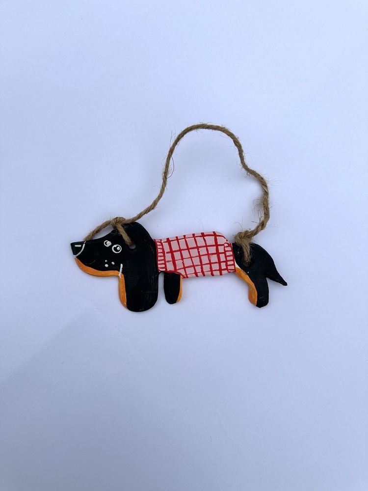 Ceramiczna gliniana zawieszka jamnik podpalany dachshund pies psiara b