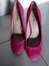 Sapatos rosa em camurça