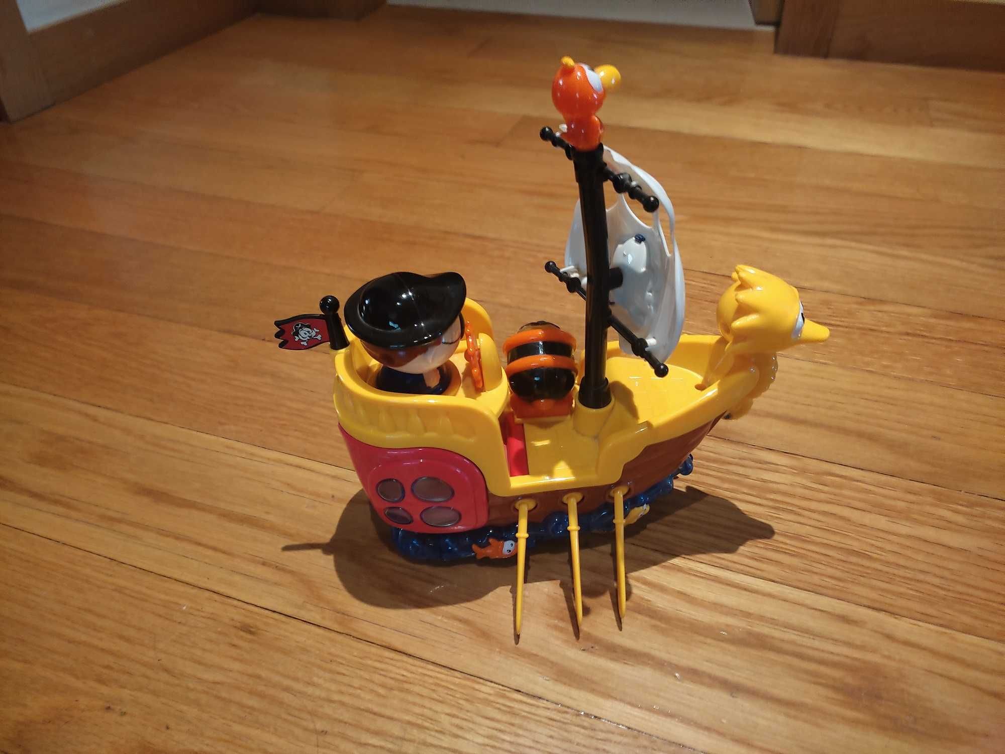 Brinquedo barco pirata
