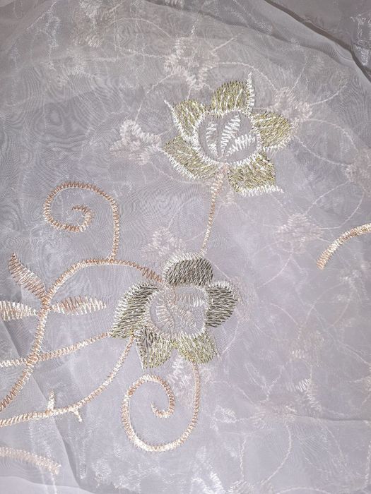 Вишита квітами гардіна з органзи