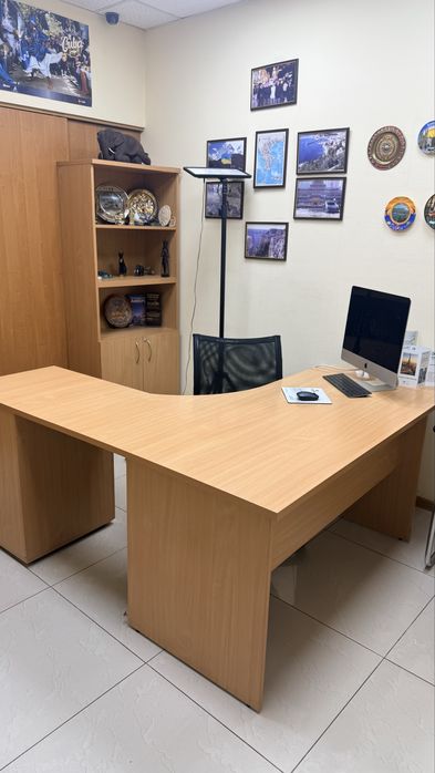 Офісний стіл та меблі