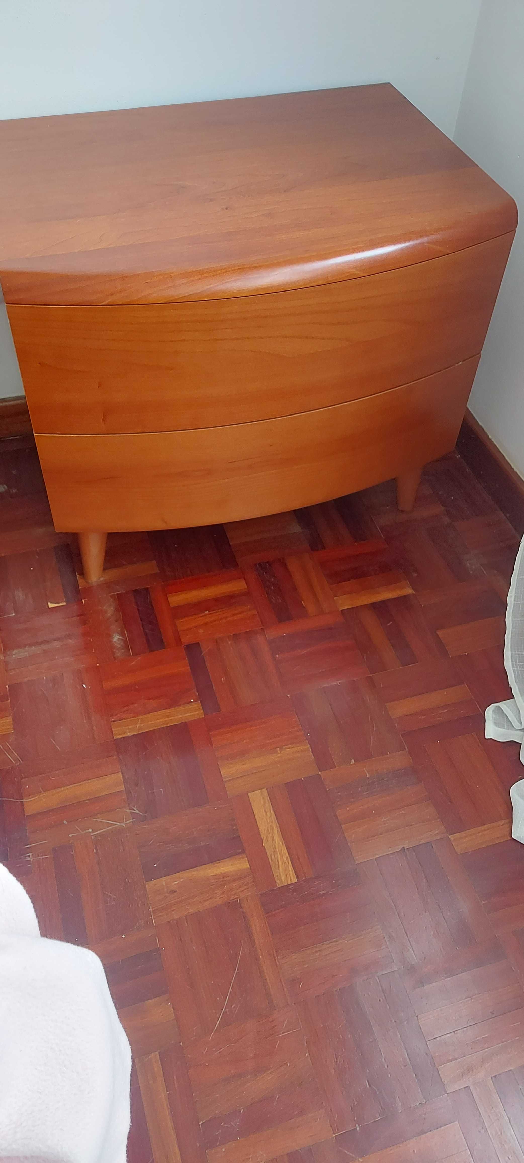 cama casal + 2 mesinhas de cabeceira