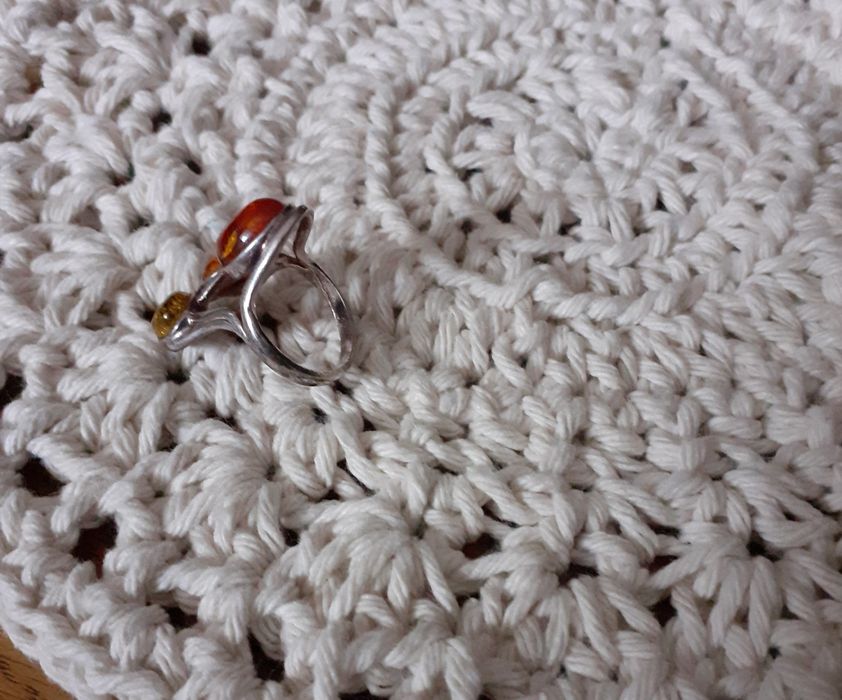 Srebrny pierścionek z bursztynem