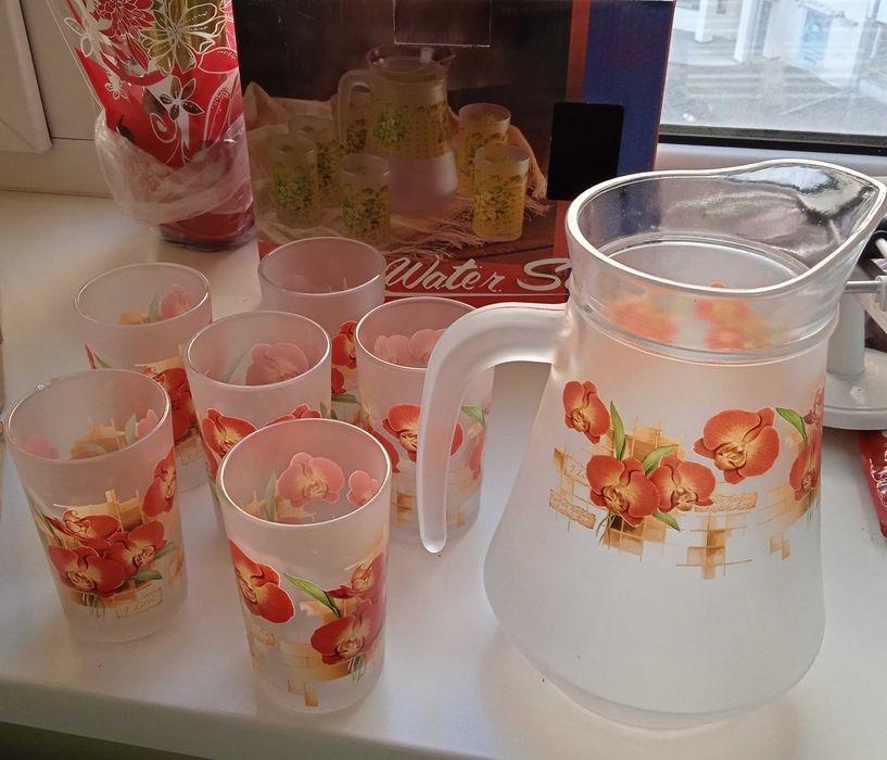 кувшин со стаканами