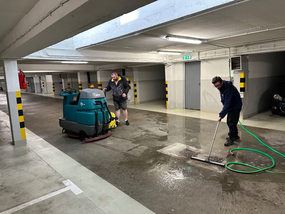 Mycie posadzki, sprzątanie garaży, magazynów, hal, klatek