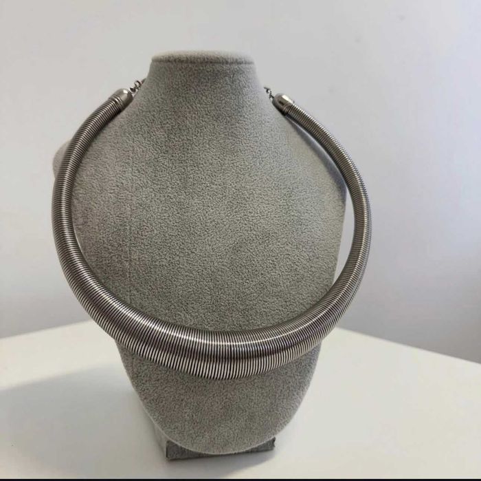 Colar espiral de aço