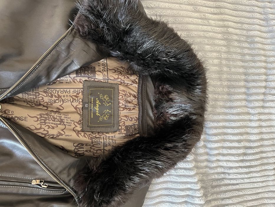 Курточка шкіряна, два в оній.