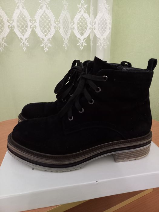 Зимове  жіноче  замшеве  взуття  на  цегейці, у  відмінному  стані.