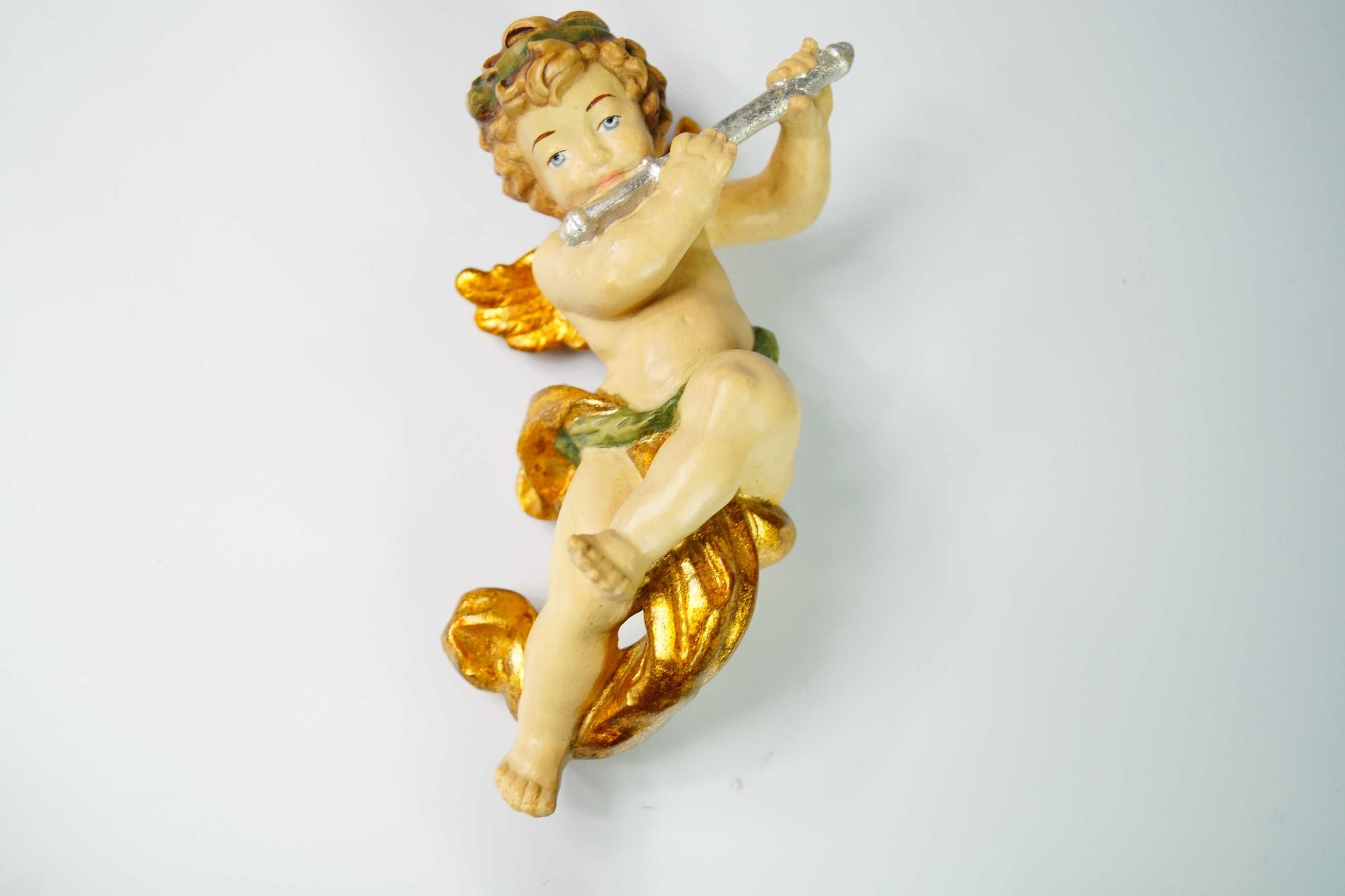 Rzeźba w polichromii putto drewno figura