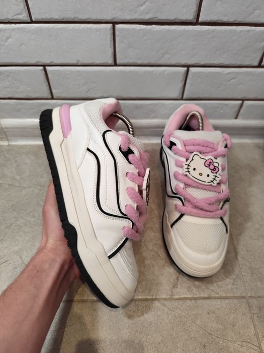 Осінні кросівки Bershka Hello Kitty