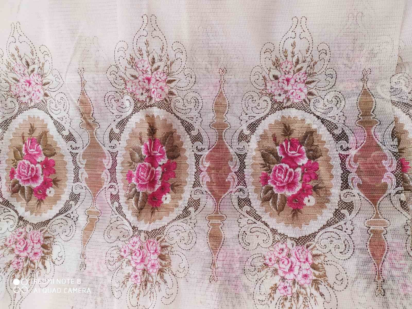 Плотная тюль с яркими цветами.