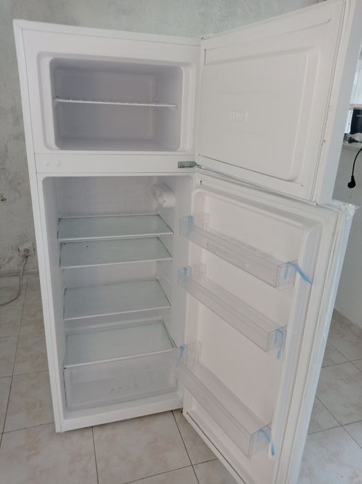 Geladeira nova , silenciosa,  fácil  limpeza. Borracha retira se limpa