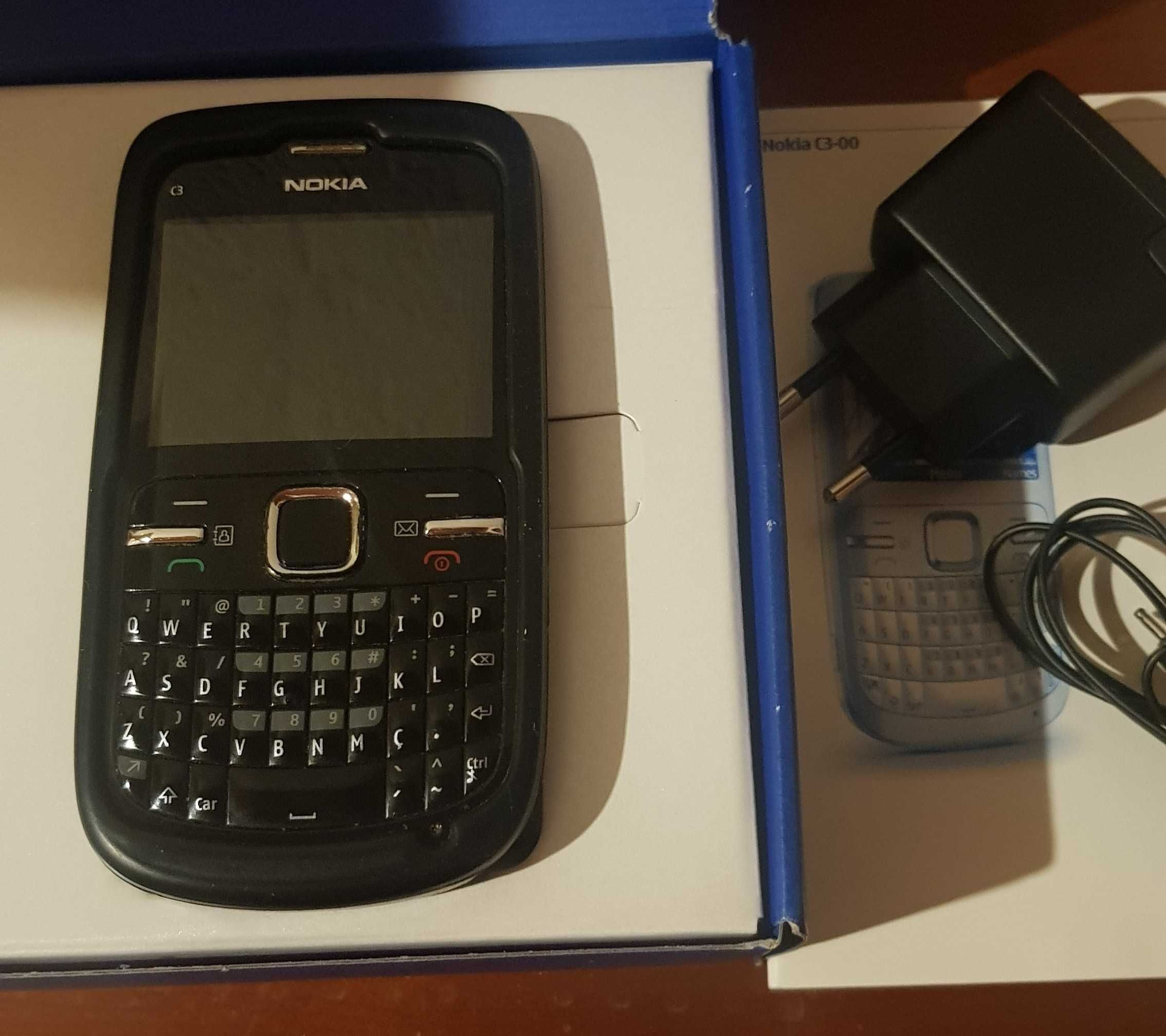 Telemovel NOKIA com acessorios.