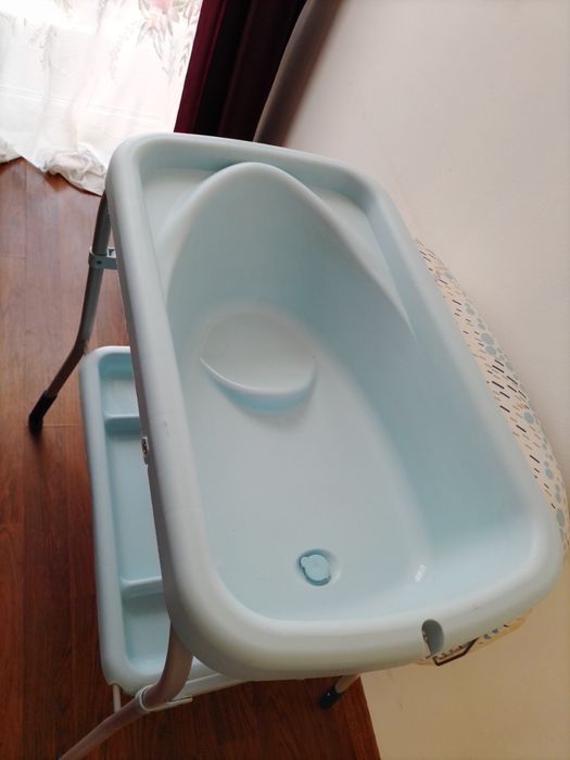 Дитячий пеленальний столик і ванночка Chicco