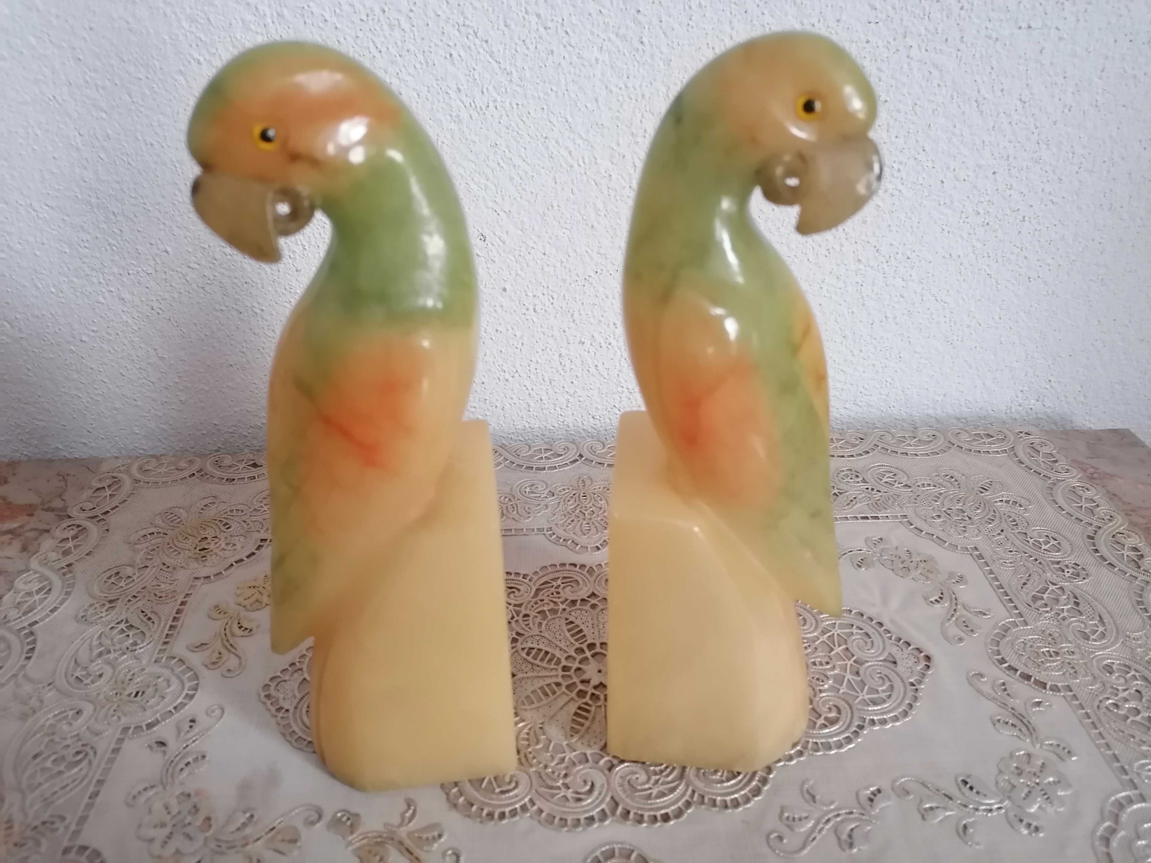 Par de papagaios em alabastro