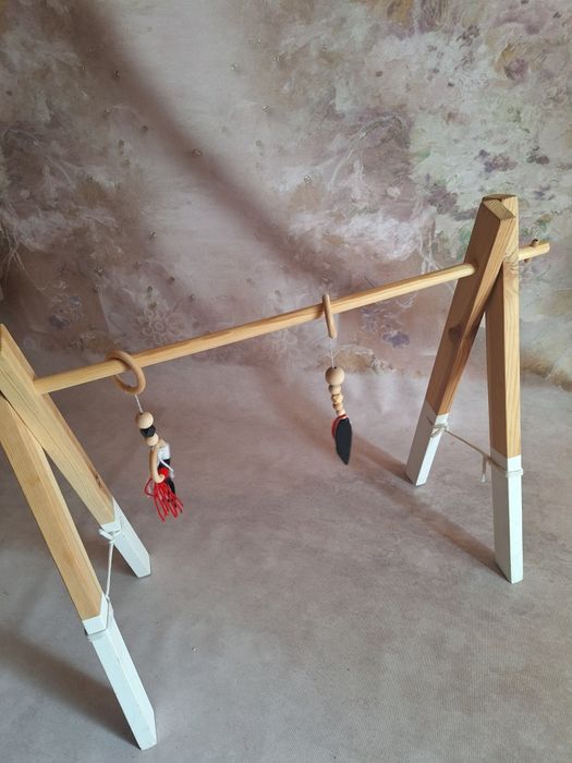 Stojak edukacyjny baby gym drewniany z zawieszkami