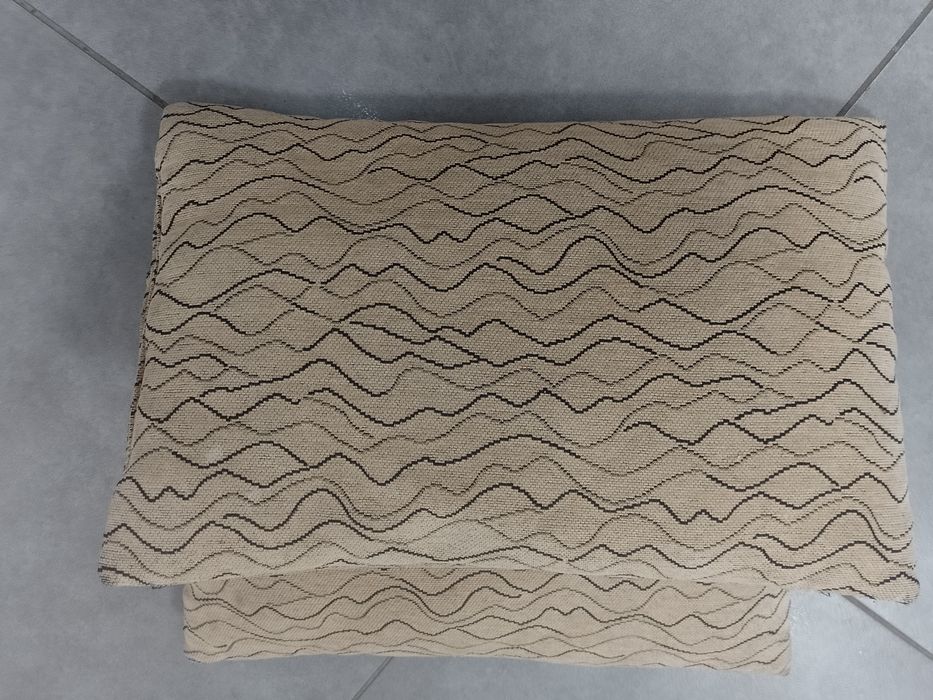 Sprzedam dwie małe poduszki 52x35 cm.