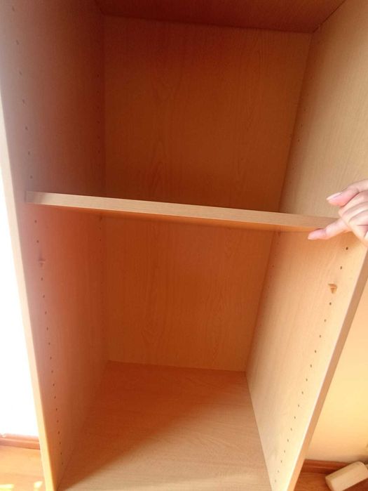 Estante em madeira laminada.