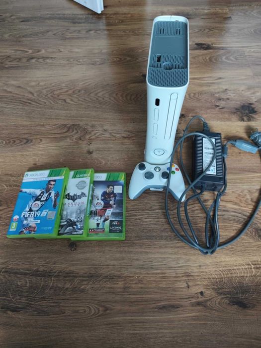 XBOX 360 w kolorze białym z 3 grami i padem
