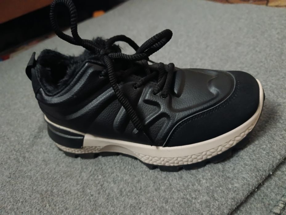 Теплі жіночі кросівки