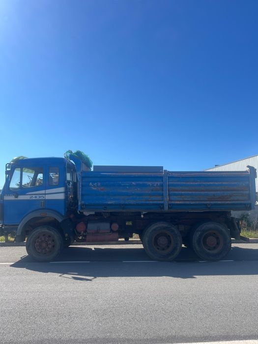 Camião Mercedes 2435 tribasculante