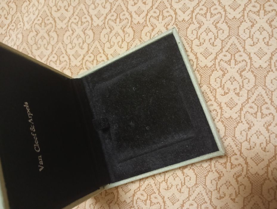 Упаковка Van Cleef с насечками под цепочку или серьги-гвоздики.