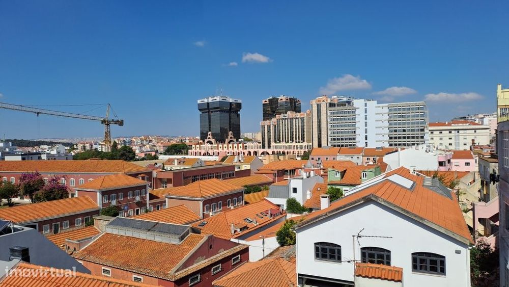 T1 com cozinha equipada. Elevador. Video-Porteiro. Cp de Ourique