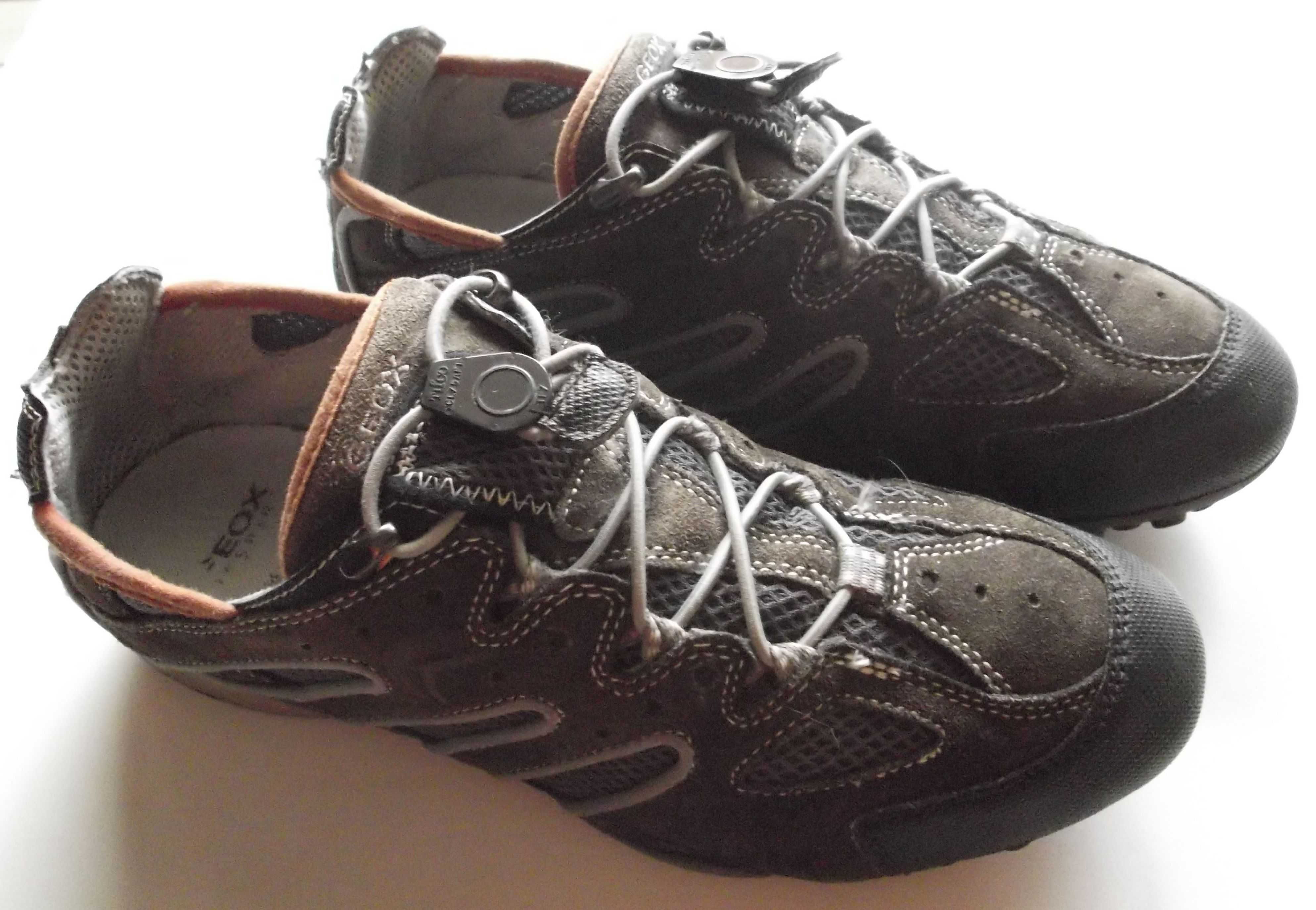 Ténis/Sapatos Geox com Cordões Elásticos