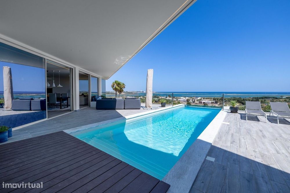 Magnifica Moradia Contemporânea De 4 Quartos Com Piscina Infinita No V