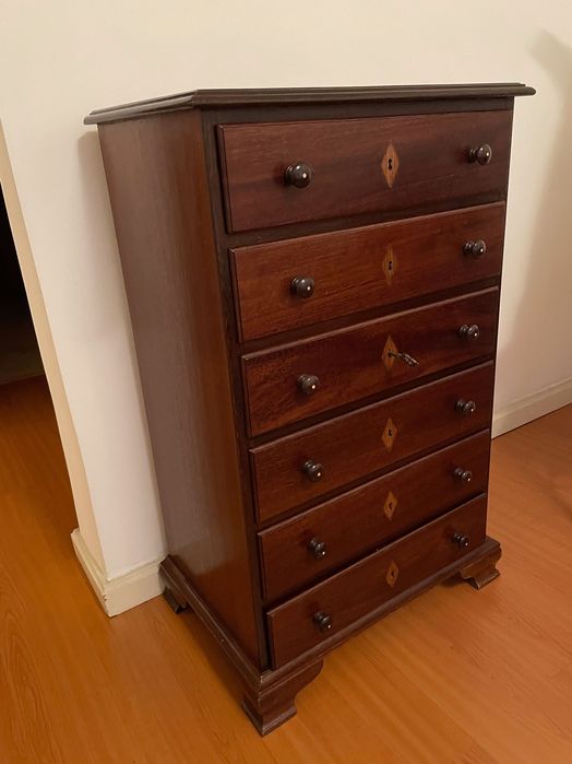 Móvel camiseiro em madeira maciça de Kambala, com 6 gavetas.