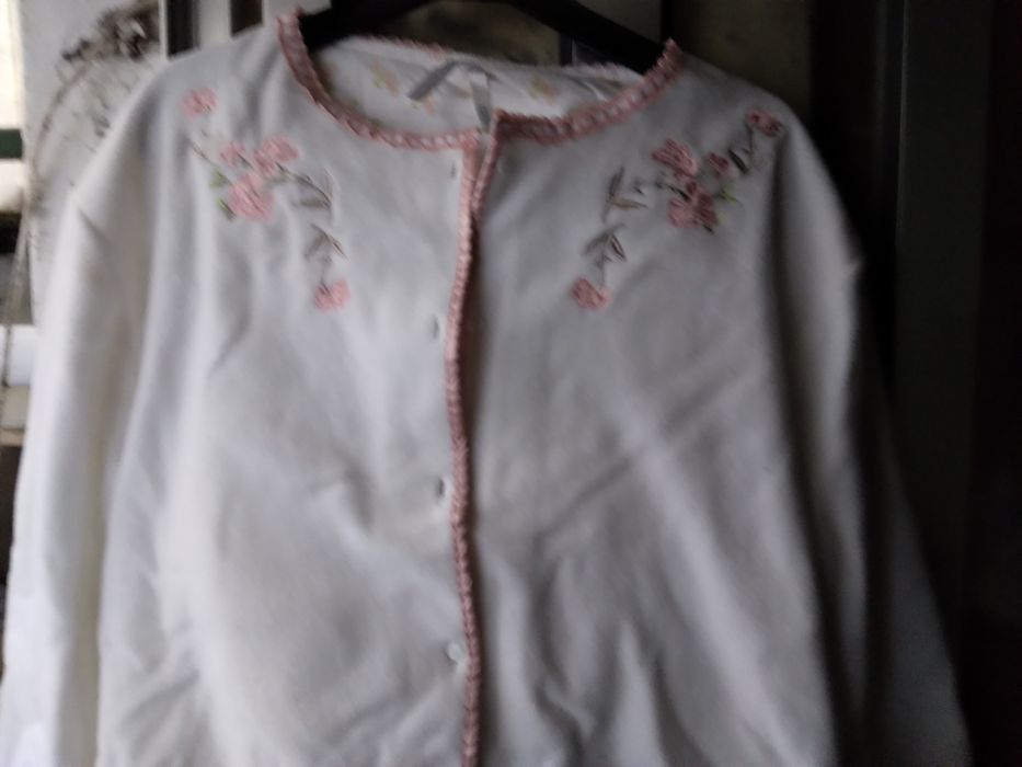 Pijama branco polar de senhora bordado novo