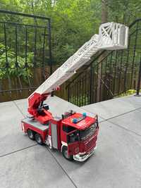 Wóz strażacki z drabiną, pompą wodną i modułem sygnalizacyjnym scania