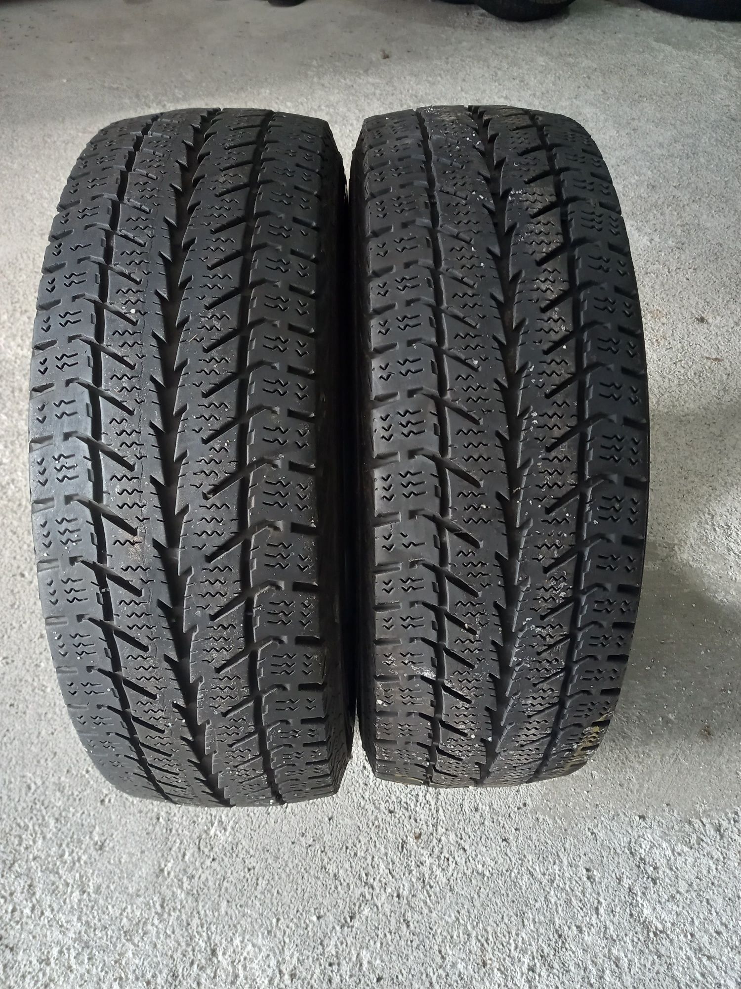 4 Pneus 195/65R16 C Michelin e Uniroyal
