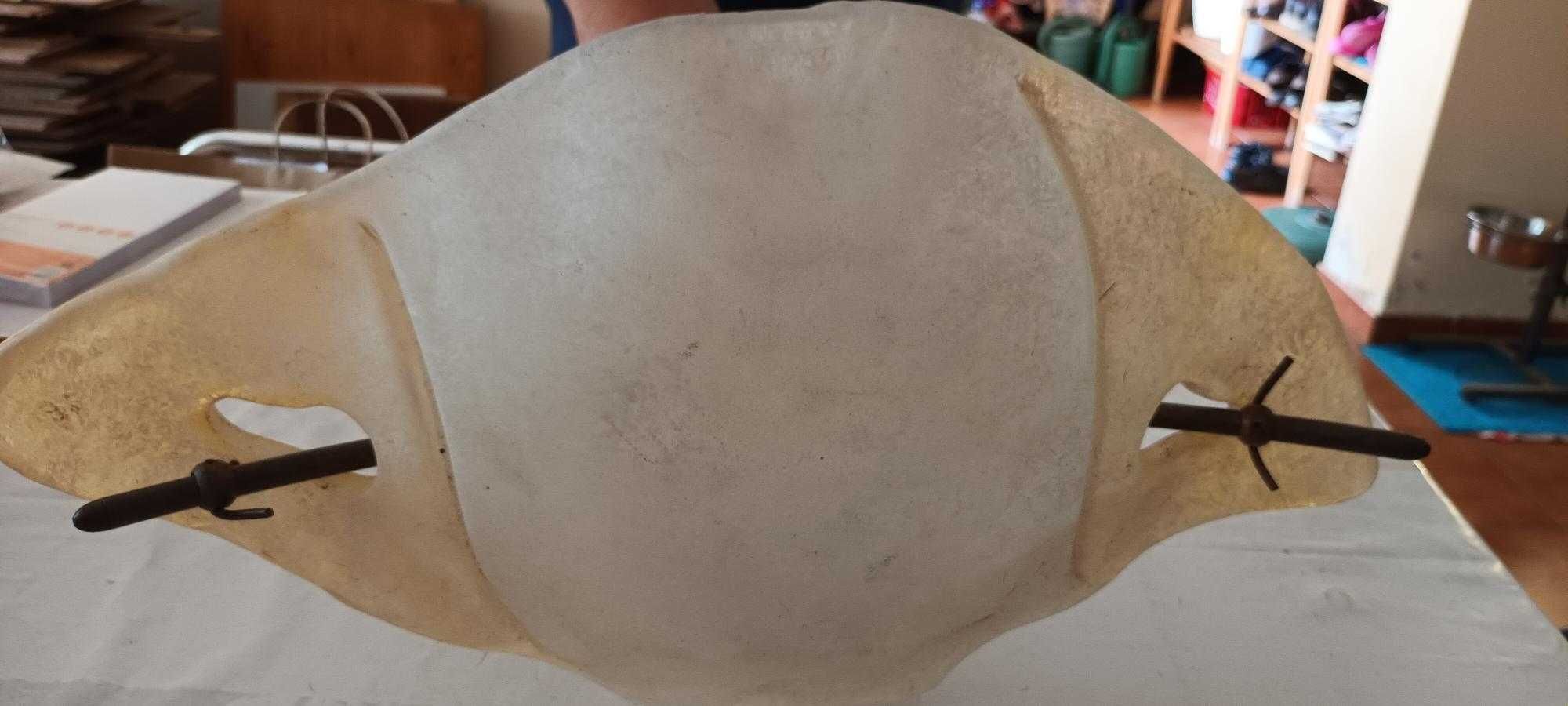 Um par apliques de parede - estrutura em ferro