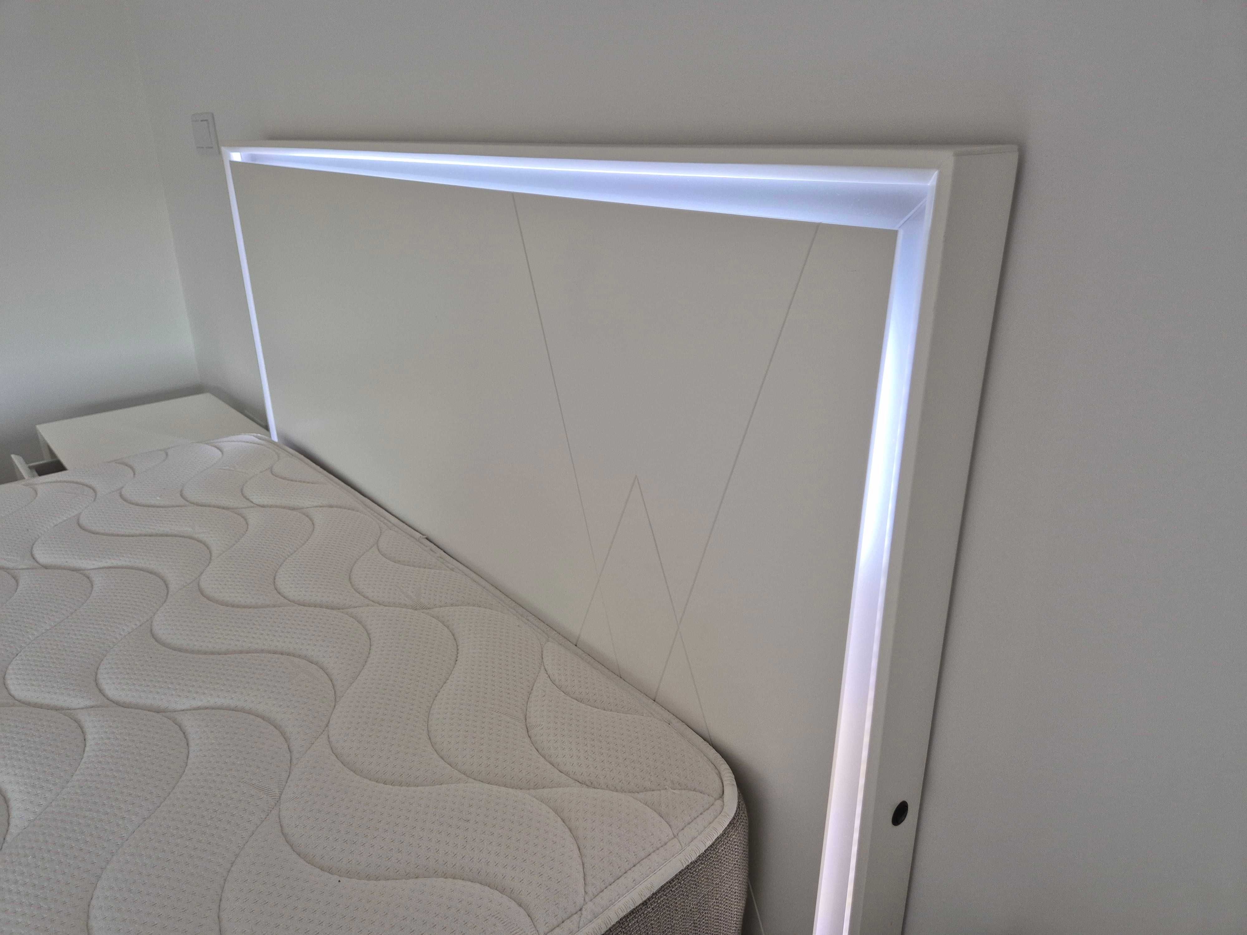 Cama e mesas de cabeceira PlateaHome