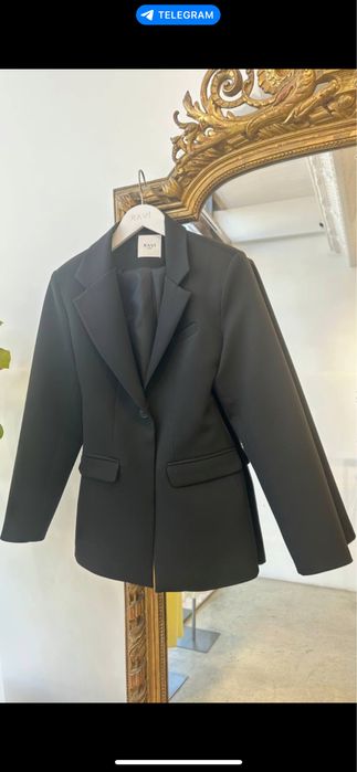 Приталений жіночий піджак — чорний / білий