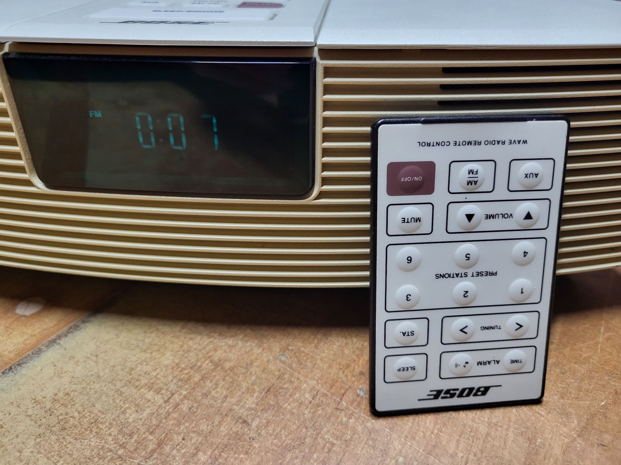 Radiobudzik Bose AWR1-2W