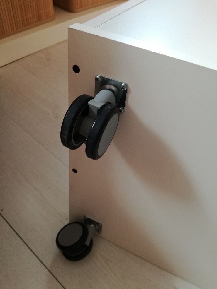 Stolik na kólkach pod telewizor Ikea