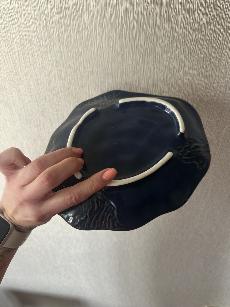 Керамическая тарелка неоьычной формы