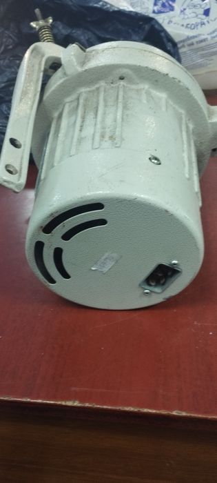 Двигун від швейної машинки в робочому стані