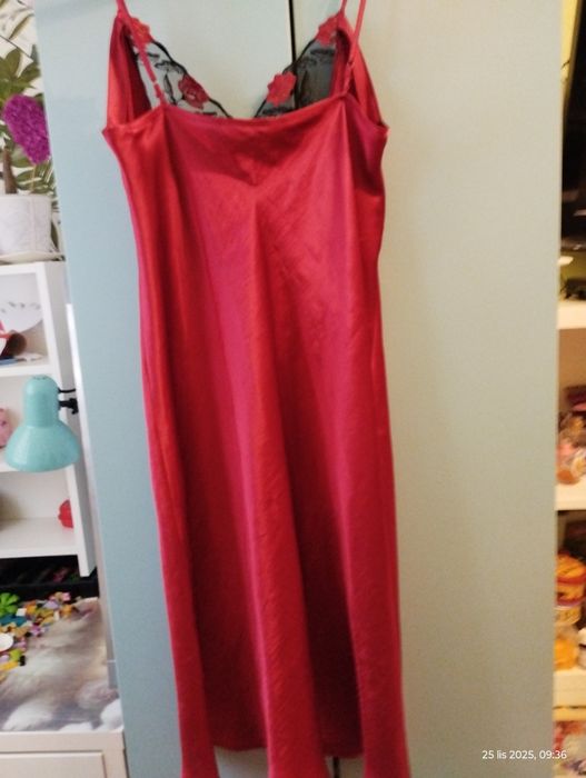 Czerwona halka z czarną koronką M