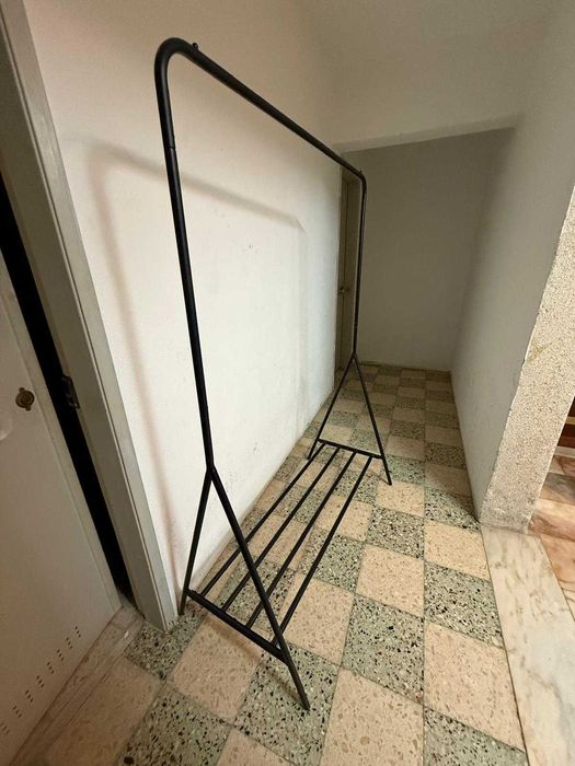 Suporte de Roupa Metálico Preto com Prateleira Inferior