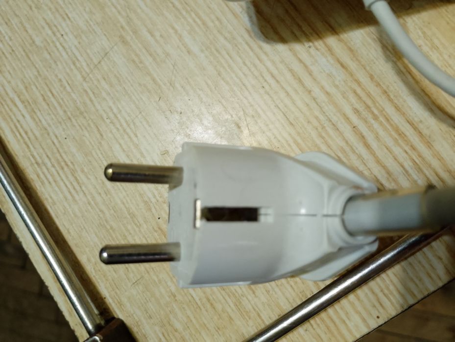 Блок питания для ноутбука Apple.