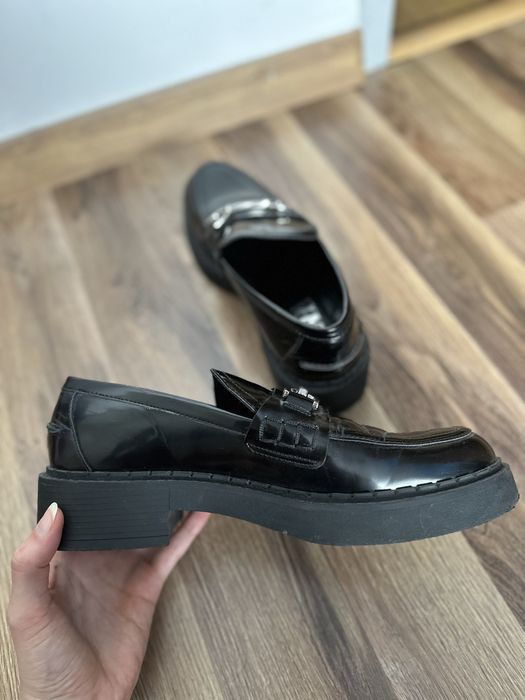 Czarne mokasyny z ozdobną klamrą Zara